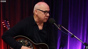 Mark Knopfler Performs 'Romeo & Juliet' For BBC