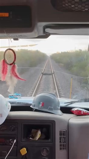 HOMBRE DORMIDO EN VÍAS DEL TREN OBLIGA A DETENER LA MARCHA En redes sociales circula un video que muestra a un hombre en situación de calle dormido sobre las vías del tren. Las imágenes, grabadas por el conductor, evidencian que el sujeto estaba profundamente dormido, por lo que el tren tuvo que detenerse. Fue hasta que se accionó el claxon que el hombre despertó, evitando así un posible accidente. | Código Rojo