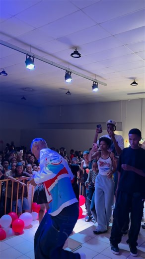 Dj Smallz 🎸🎶🌐 on Instagram: "School tour active!!!⚡️🥹🔥🔥"