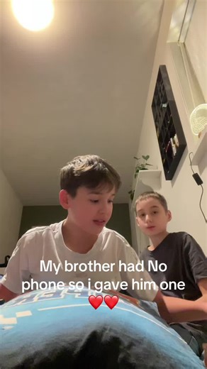 Sjove gestus: At give telefon til min bror