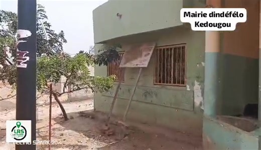 Dindefelo est une commune située dans le département de Kédougou, au Sénégal, près de la frontière avec la Guinée.Sur L' axe Mali,yémbéring ,labé C'est un endroit magnifique, connu pour sa cascade spectaculaire de 100 mètres de haut, entourée d'une végétation luxuriante et d'une biodiversité exceptionnelle. La commune de Dindefelo fait partie du Pays Bassari, . La région est habitée par les Bassari, les Peuls et les Bedik, qui ont préservé leurs traditions et leurs modes de vie. Dindefelo est ég