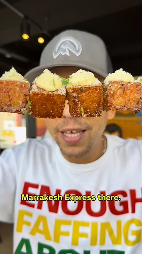 Have you ever held a mozzarella stick with two hands? Or made a burger squirt? Sin City Social la. A new burger place on Smithdown Road, the Allerton side. This place is naughty mate. Do you know what? I knew the burger was gonna be good, just from the bun alone. The burger had been sat there for a few minutes while I was recording. And usually, the bun falls apart after a while. Doesn’t it? I still need to go back for a plain cheeseburger though. When I go to a place for the first time, I usual