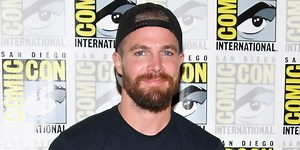 Stephen Amell Hilariously Reads Thirst Tweets – Watch!