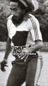 Bob Marley a joué au FC Nantes... enfin pas vraiment ! 😱 Clément t'explique pourquoi la star de la musique pose fièrement avec un maillot des Canaris ! | Vintage Football Area