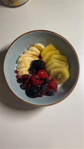 caro ♡ on Instagram: "love sharing my healthy bowls with yall💘 planning on sharing more lunch/dinner with yall so u guys don’t get tired of the breakfast bowls all the time..🙂‍↕️"