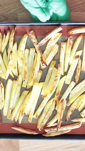 Frites maison au four 🍟 Vous cherchez comment faire des frites sans friteuse ? Découvrez cette super recette de ces frites au four, plus légères et moins grasses. Facile à faire, vous n’avez pas besoin de friteuse ! Ces bonnes frites maison seront croustillantes à l’extérieur et moelleuses à l’intérieur. À servir avec un ketchup maison ou une mayonnaise maison. POUR 2 PERSONNES : - 600 g de pommes de terre bintje - 2 cuillerées à soupe d'huile d'olive - Sel 1. Lavez soigneusement et épluchez le
