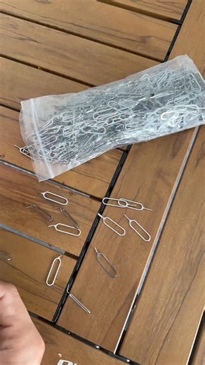 Tech way on Instagram: "So many SIM card ejector tools have bent, is it really that hard to just replace a SIM card? #HuaweiMate70Air #HarmonyOS6 #HarmonyOSGetsBetterTheMoreYouUseIt"