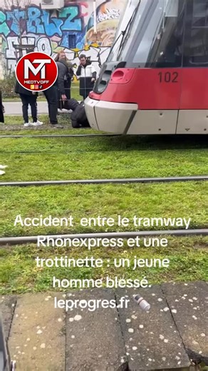 MED TV OFFICIEL on Instagram: "Accident entre le tramway Rhônexpress et une trottinette : un jeune homme blessé Un accident s’est produit peu avant la mi-journée, ce samedi, rue Feuillat (Lyon 3e) : un jeune homme roulant à trottinette a été blessé au niveau des voies de la navette aéroport Rhônexpress. Il a été pris en charge et évacué par les secours. #Lyon #rhonexpress #trottinettes #actu #medtvoff"