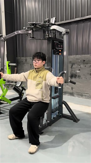Pec Fly & Rear Delt Combo Machine：Target your chest, rear delts and back with precision