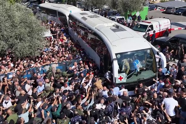 Hostages and Palestinian Prisoners Are Freed as Trump Hails ‘Historic Dawn’ in Mideast