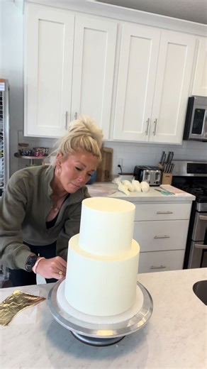 🍰 2 tier elegant wedding cake 🍰 #theblondewhobakes #baking #wedding #food #cakedecorating