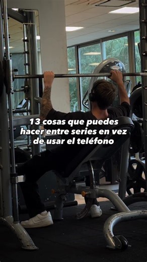 Guille Pérez || 24 on Instagram: "1. Respiración profunda Baja el estrés y mejora la entrada de oxígeno. 2. Revisa tu postura Párate alto, abre el pecho. 3. Estira músculos opuestos Ejemplo: aperturas de pecho cuando entrenas espalda. 4. Haz un “gratitude check” Piensa en una cosa por la que estés agradecido. 5. Bebe agua de forma consciente Toma sorbos lentos, no tragos grandes. 6. Movilidad suave de articulaciones Muñecas, tobillos, cuello. Clave para longevidad. 7. Mini meditación de 30–60 se
