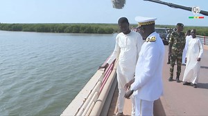 55K views · 2.8K reactions | Sur le chemin du retour de Bignona, le Chef de l'État s'est arrêté sur le pont Émile Badiane, à Ziguinchor. Cette halte a été motivée par une alerte concernant l'état de vétusté de l'ouvrage. | Présidence de la République du Sénégal | Facebook