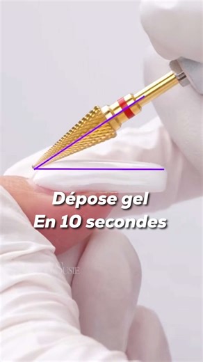 Si tu es prothésiste ongulaire mais que tu ne sais pas faire une dépose, ce n’est pas professionnel. Il est essentiel de maîtriser la dépose pour ne pas abîmer les ongles naturels. C’est aussi important pour le remplissage : si tu laisses de l’ancien gel déjà “mort”, la nouvelle pose risque de se décoller. Si tu veux devenir une vraie professionnelle et travailler en toute confiance, envoie-moi un message privé pour connaître les conditions de la formation. #ongles #déposegel #gel #ongleslyon #f