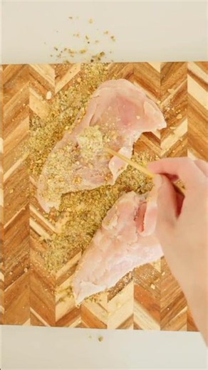 Here’s a 5-ingredient meal you can make for lunch ✨Wonderful Pistachios-Crusted Chicken Caesar Salad