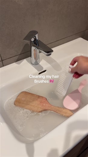 How to Clean and Disinfect Hair Brushes: Step-by-Step Guide