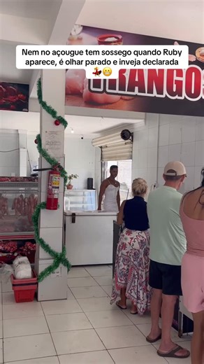 Rubyadescarada on Instagram: "Nem no açougue tem sossego quando Ruby aparece, é olhar parado e inveja declarada💃😬 #rubibrasileira💃"