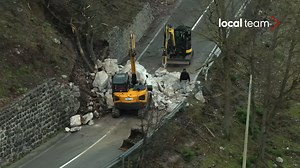 Le immagini dal drone dell'enorme masso caduto nelle scorse ore sulla Strada Statale 185, nel territorio di Novara di Sicilia, in provincia di Messina. Mezzi al lavoro per liberare la carreggiata e ripristinare la circolazione. Sull'area del messinese tirrenico è in vigore per la giornata di giovedì 12 febbraio un'allerta meteo arancione. | Local Team