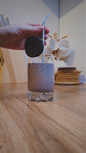 The Easiest Oreo Milkshake Ever 🍪🥛