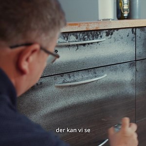 Mange har spurgt mig om det her👇 "Hvordan fjerner jeg fedtede fingre fra låger eller skuffefronter i køkkenet?🌍 Se med her i videoen, og se hvor let det her🌍 | PH Import