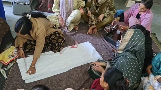 Sapna Vaishnav on Instagram: "#sttiching✂️✂️✂️✂️ #classworks #silailover👗✂️❤ #silai #silailover💖🌎🌎🌎👀👀💖💙💚🖤☺️☺️ #sttichinglover🧵🪡✂️ #rajarani #rajaraniacademy #ngo #trending #explore #viral #instagram #viralvideos #shorts"