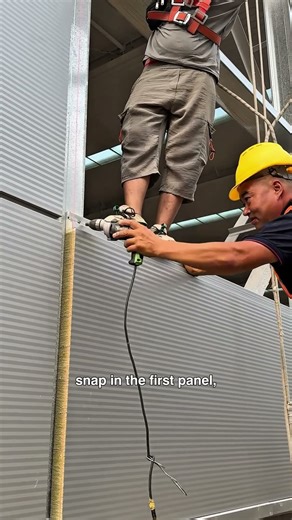 10-second guide: Install the panel supports at the bottom, snap in the first panel