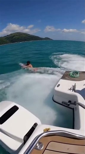 Swimmer Didn’t See the Boat Coming… Until the Wake Hit 😳🌊