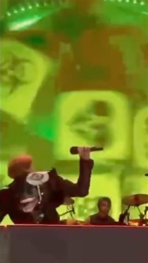 He threw the mic Axl Rose got angry because of the technical problems #gunsnroses