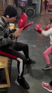 BOXEO EDUCATIVO 👦 👶 🥊 El Boxeo para niños alguno de sus beneficios : -Es una Disciplina te mantiene concentrad@ -Trabajo en equipo -Mejora la confianza en sus mism@s -(APRENDE SOBRE LA NO VIOLENCIA ) -Respetar las reglas -Aprende a defenderse El Boxeo es un deporte muy completo dnd se trabaja todo el cuerpo así mismo desarrollamos su capacidad coordinativa . fuerza Resistencia Etc . | Saenz Boxing