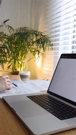 Merve | Data Scientist •AI Tech Tips •Productivity •Study on Instagram: "I stopped typing and I work almost 4x faster every single day. Emails used to drain my focus. Writing AI prompts broke my flow. And old dictation tools? Never accurate enough to trust. Now I just speak, and my words turn into clean, perfectly formatted text; no “um,” no rewrites, no keyboard fatigue. In this video, I show: • how I reply to emails using only my voice • how I create AI prompts for Claude without typing • how 