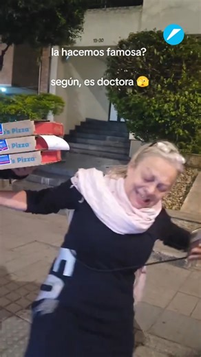 El País Cali on Instagram: "📌 Indignación causó en redes sociales un video en el que se observa a una mujer agrediendo verbalmente a un domiciliario durante la entrega de unas pizzas en un sector residencial de Bogotá. En las imágenes se logra ver a la mujer increpando en reiteradas ocasiones al trabajador en plena vía pública, mientras lo insulta y lo descalifica por su oficio. En medio del largo cruce de palabras, el repartidor identifica a la mujer como Liliana y sostiene que no se r