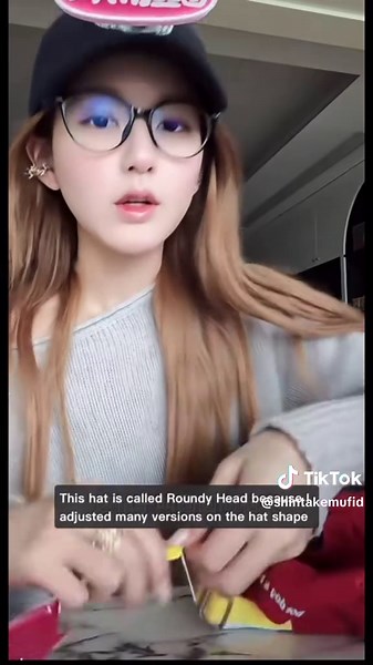 29.10.25 P1-P2 : ZLS update di XHS nya dengan caption not taken today sesuai dengan postingan fans yang bertemu dengan nya, entah kapan yang jelas bukan 28.10 karena fans upload di pukul 14.33 (15.33 waktu China) nah di mana ZLS sekarang? P3 -P5 : BGM ZLS think about you dan emoji Hello kitty oke jelas ya yang dipikirkan siapa P6 : baju mereka warna nya sama ya P7 : ZLS update di pukul 21.10 (22.10 : 10.10 waktu China) CZY update di 23.10 (00.10) jadi 10.10 >