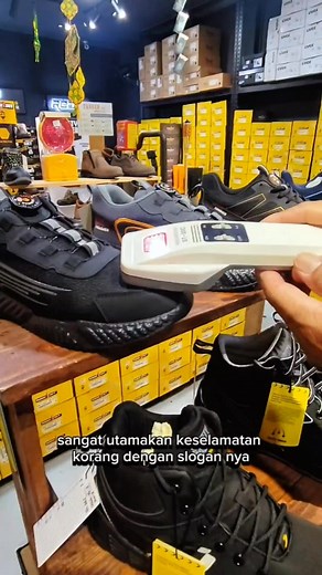 Mesti ramai yang terfikir adakah Safety Hammer hanya menjual kasut keselamatan? 🤔 Eh tak~ Hari ini biarlah @Ash Rafflynn yang membawa anda menerokai kedai Safety Hammer dan juga kelebihan servis kami: ✔️Lebih dari 20 brand kasut keselamatan ✔️Harga dari mampu milik hingga ke premium ✔️Pakaian Keselamatan ✔️Peralatan Kerja ✔️Peralatan Api Keselamatan …dan sebagainya Selain itu, kami juga menerima servis bulk buy untuk mana mana koperasi yang ingin mencari keperluan keselamatan – sekali gus. ====