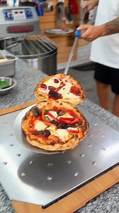 #10 Formar de usar un BOLLO de PIZZA - Hoy la número 2 . Nuevamente quiero darle un nuevo uso a los Bollos de Pizza a la Piedra, y se me ocurrió darle esta formar para probar una manera de presentación diferente. . Agarras el Bollo de Pizza 🍕 y los estiras todo lo que puedas, sin que te quede muy finita la masa, y solo vas a dejarle un pequeño borde. Cuando tenes bien estirado el Bollo de Pizza, vas a unir los extraños (izquierdo y derecho) de tu disco de masa, logrando que se formen como dos P