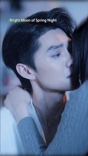 A kiss filled with unspoken words—a love too strong to let go. ❤️💋 一个充满无声言语的吻，是一份无法割舍的深情爱意。❤️💋 #brightmoonofspringnight #iqiyi #wangyilei #zhuxiaoxue #cdrama #verticaldrama #shortdrama #mustwatch #春夜染明月 #爱奇艺 #微剧 #王译磊 #朱小雪 | iQIYI Malaysia