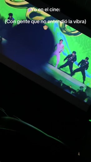 Según yo devoré 🤡.@Stray Kids @straykids_japan #thedominateexperiencie #StrayKids #straykidseverywhereallaroundtheworld (Me tocó en una sala con stay que al parecer solo iban a ver, nadie cantó, brinco etc.. solo pocas lo cual lo respeto, pero me hubiera gustado haber estado en una sala donde si hubiera más relajo 🙊)