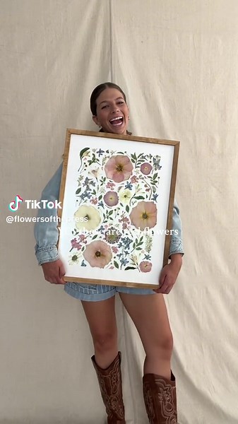 Creating art out of real flowers. Incredible. #flowerpressed #floralart #flowerarrangement #bouquetinspo