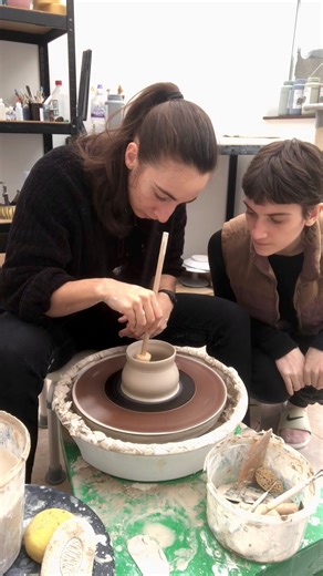 Teaching my sister how to throw a mug 😅 #pottery #potterytutorial #throwingpottery #clay #fyp