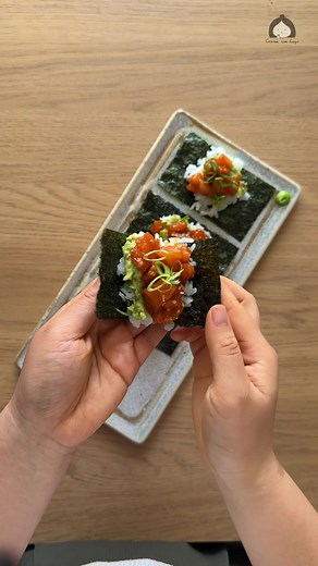 Sushi Fácil para Principiantes ✌️ 👉🏻 Receta completa paso a paso con ingredientes y cantidades en mi web: cocinaconcoqui.com Si siempre has pensado que hacer sushi en casa es algo muy complicado esta receta es ideal para ti. No necesitas ni esterilla ni darle forma al sushi 😏 Ya verás como hacer un sushi rico y sencillo para impresionar a tu pareja o amigos no tiene ningún misterio jeje ¡Espero que disfrutes el vídeo y la receta! ©️Cocinaconcoqui #cocinaconcoqui #sushi #sushifácil #recetasfac