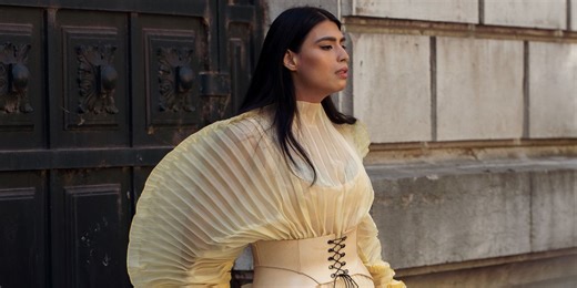 Drappeggi da Dea e abiti peplo protagonisti delle tendenze moda Primavera Estate 2023
