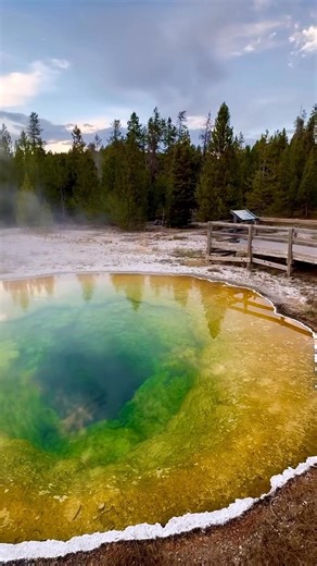 Save “The National Park Highway” for your next trip⬇️ Follow @lukekellytravels for more road trip itineraries. 📍US Route 89, sometimes called America’s most scenic road trip, starts in Flagstaff, Arizona and ends at the Canadian border in Montana. The route is awesome—it takes you within two hours of ten national parks, and a handful of national monuments. If you had the time, you could spend weeks or months doing it as one epic road trip, but I’ve always used it as a byway, an on/off ramp to t