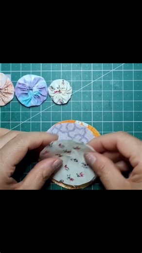 Making mini fabric yoyo for junk journal. How small is small. #junkjournal