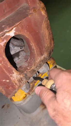 The semi-automatic twist lock on the HC is stuck. | 1Minute-54