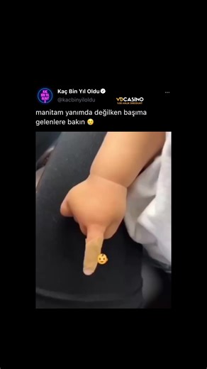 Kaç Bin Yıl Oldu on Instagram: "Denizli’nin sessiz bir kasabasında, pamuk tarlalarıyla çevrili geniş bir ovada yer alan 1880’lerden kalma taş bir konakta yaşanan gizemli bir olay, hâlâ kasaba halkının kulağa fısıldanan hikâyeleri arasında yerini koruyor. Konağın dışı solmuş kireç beyazına boyanmış, pencereleri eski ahşap kepenklerle örtülüydü. Girişinde ağır bir ahşap kapı vardı. Söylentilere göre, bu konağın alt katında bir zamanlar bir dokumacı yaşar, geceleri antika bir el tezgâhında garip de