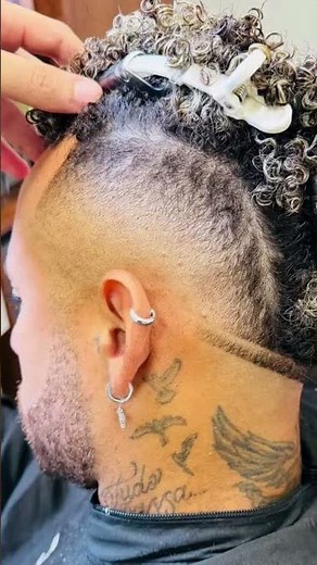 🇧🇷 Neymar is getting a Mohawk haircut. 👀 #football