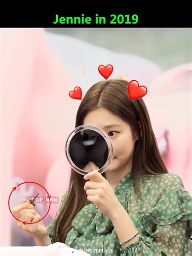 jennie applying lipstick on fansign! 👄💄 A fanboy focused on taking pictures of jisoo tripped and fell in front of her!😯 the confetti didn't effect on lisa performance! 💫✨️ #blackpink #jennie #jisoo #lisa #fypppppppppppppp