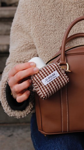 13atelier by Maëlyne on Instagram: "✨ NOUVEAUTÉ ✨ La mini trousse à écouteurs fait son entrée sur le site 🧵💛 Le petit plus ? 👉 Elle est 100 % personnalisable • tissu extérieur • tissu intérieur (doublure) • option petit nœud assorti 🎀 C’est toi qui crées le combo parfait pour l’accorder à ton sac préféré 👜 À l’intérieur, tu peux bien sûr y glisser tes écouteurs… mais aussi une clé USB, des pièces, un mini porte-monnaie ou tous tes petits essentiels ✨ J’espère de tout cœur que ce nouveau pro