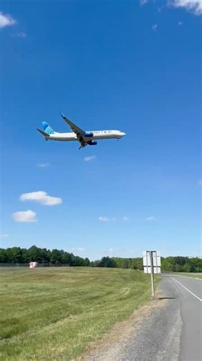 INSANE Engine Noise from United B737