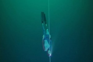 French freediver breaks deep dive world record 法国自由潜水员打破深潜世界纪录
