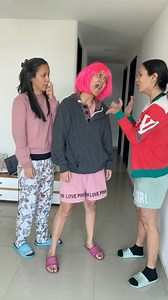 Un poquito más fuerte y nos quedamos sin pared 🤭 Para una cachetada perfecta es importante tomar el mayor impulso posible. 😂 #trillizmafai #chavodelocho #comedia #comedy #triplets #trillizas | Trilliz Mafai